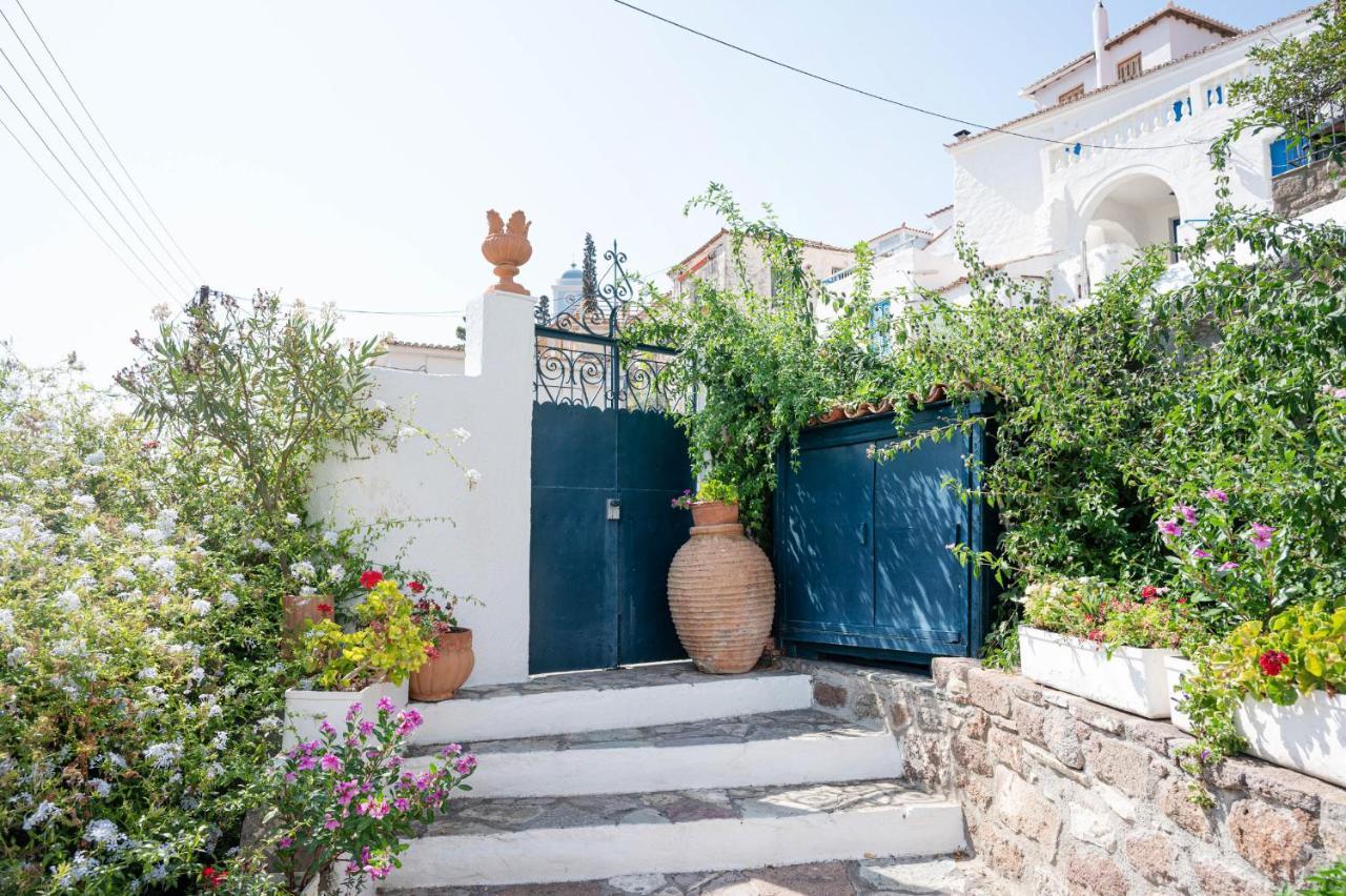 Traditional House Under The Clock Tower With Sweet View Poros Town Exterior foto